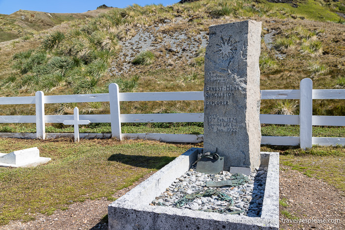 Visita a la tumba de Shackleton durante un crucero de expedición antártica a Georgia del Sur