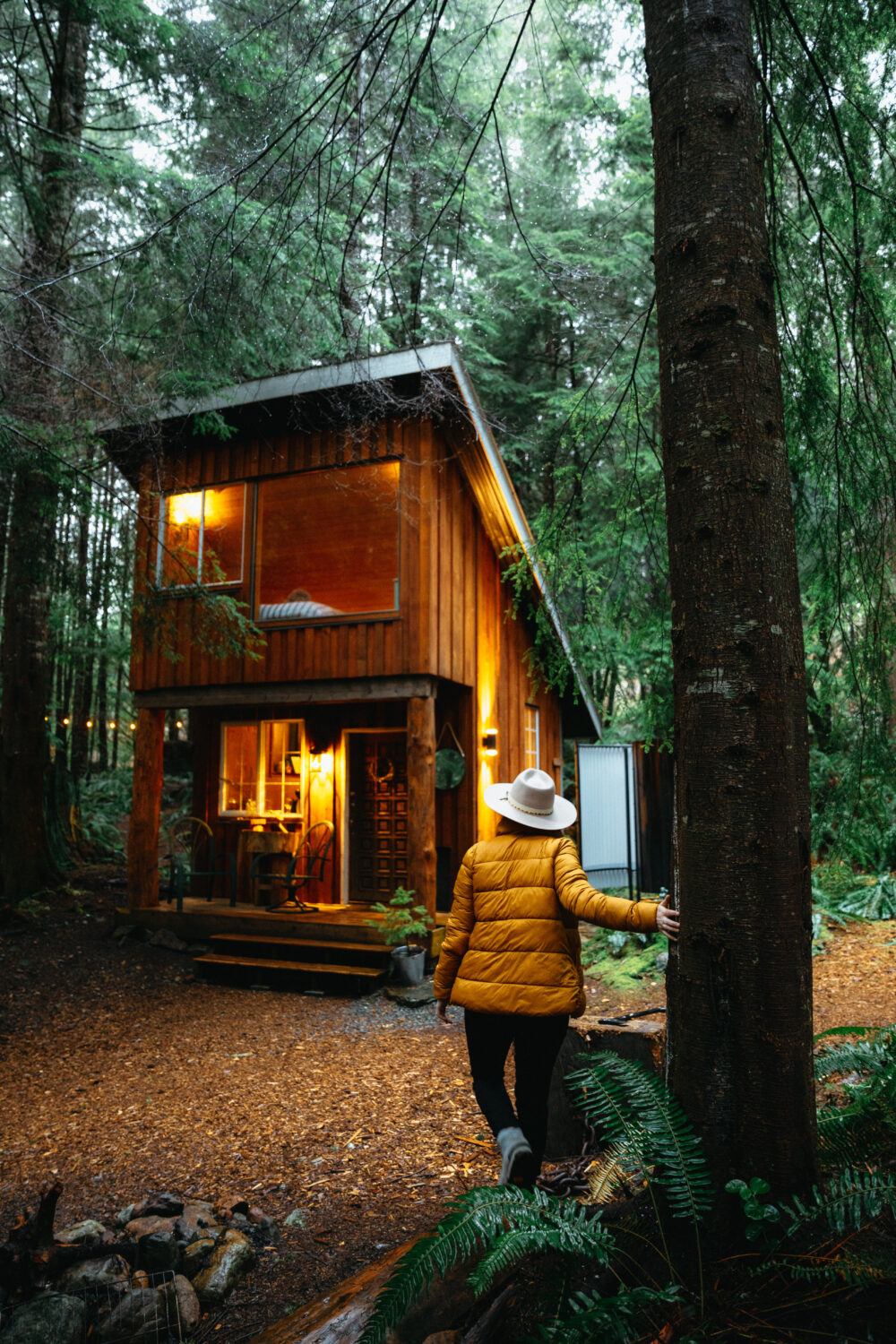 Emily Mandagie en Fern Gully Cabins en la isla de Vancouver - TheMandagies.com