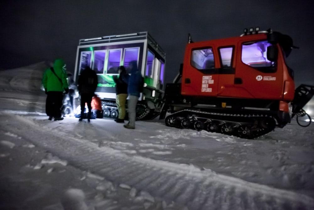 Svalbard Northern Lights tour gato de nieve