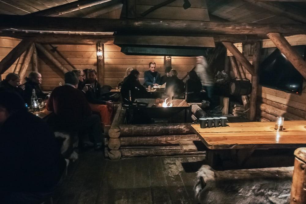 Campamento Barentz Aurora boreal por la noche Spitsbergen