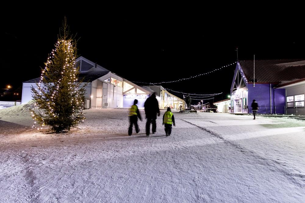Longyearbyen Svalbard durante la noche polar