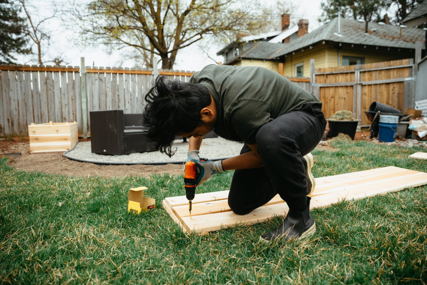 Berty Mandagie construye cajas de jardín con camas elevadas - TheMandagies.com