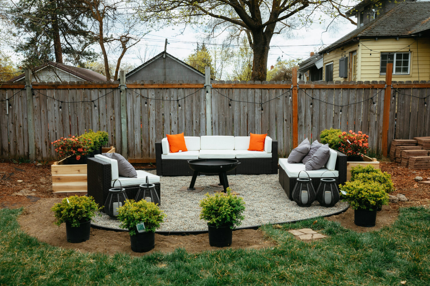 Llenando un pozo de fuego casero con plantas y flores - TheMandagies.com