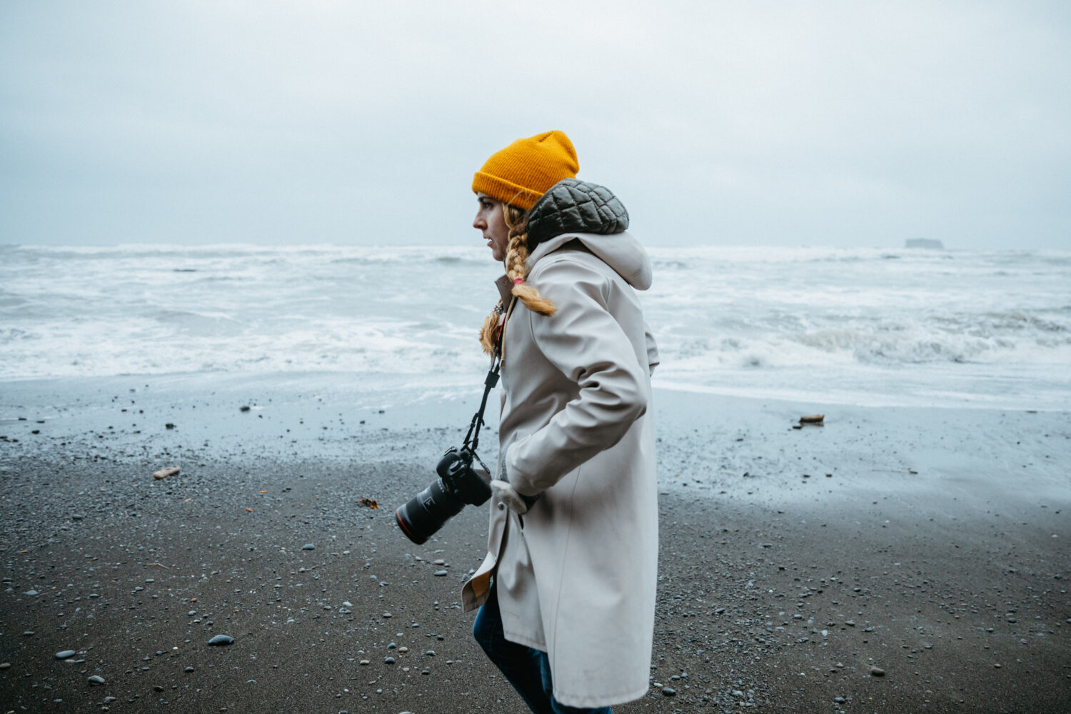 Emily Mandagie en un impermeable en la costa de Washington - TheMandagies.com