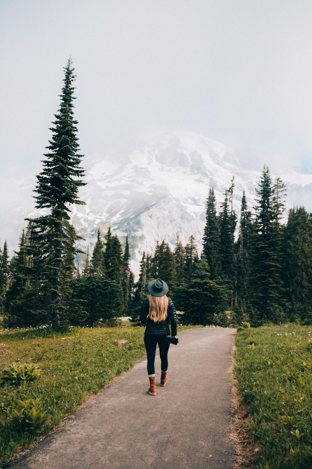 Emily Mandagie beim Wandern im Mount Rainier National Park - Paradiesgebiet - TheMandagies.com