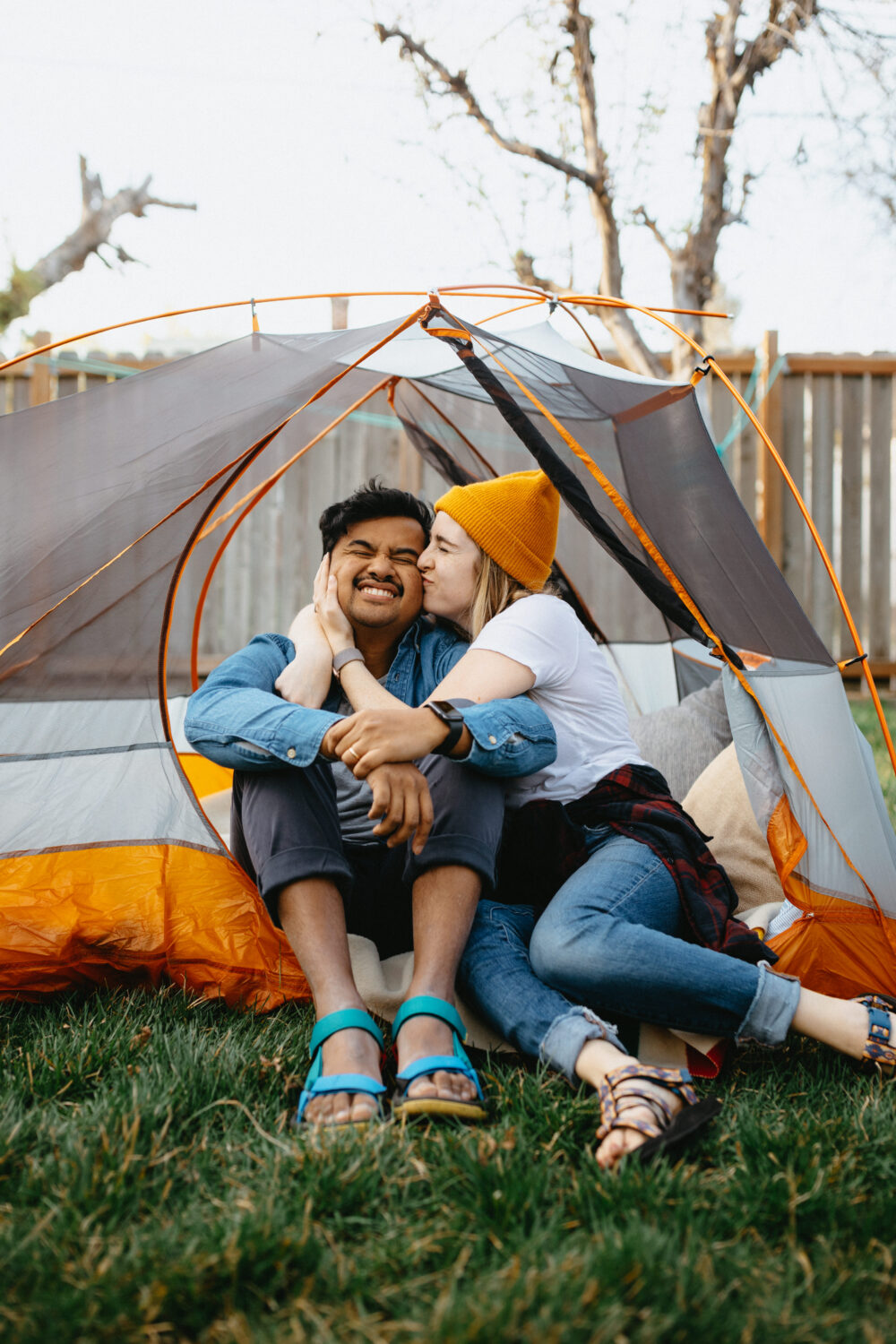 Berty y Emily Mandagie acampan en el patio trasero