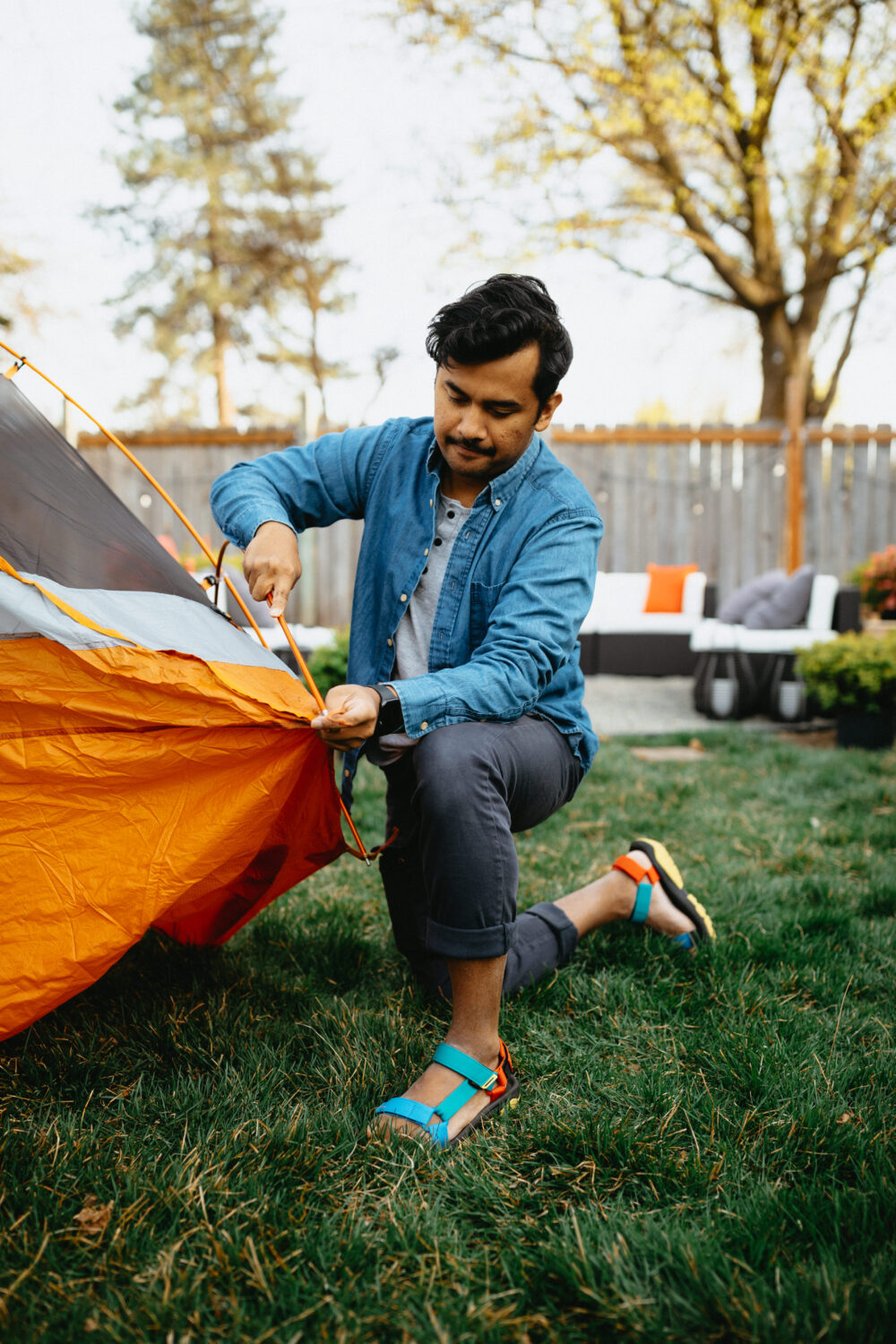 Berty Mandagie construye una tienda de campaña