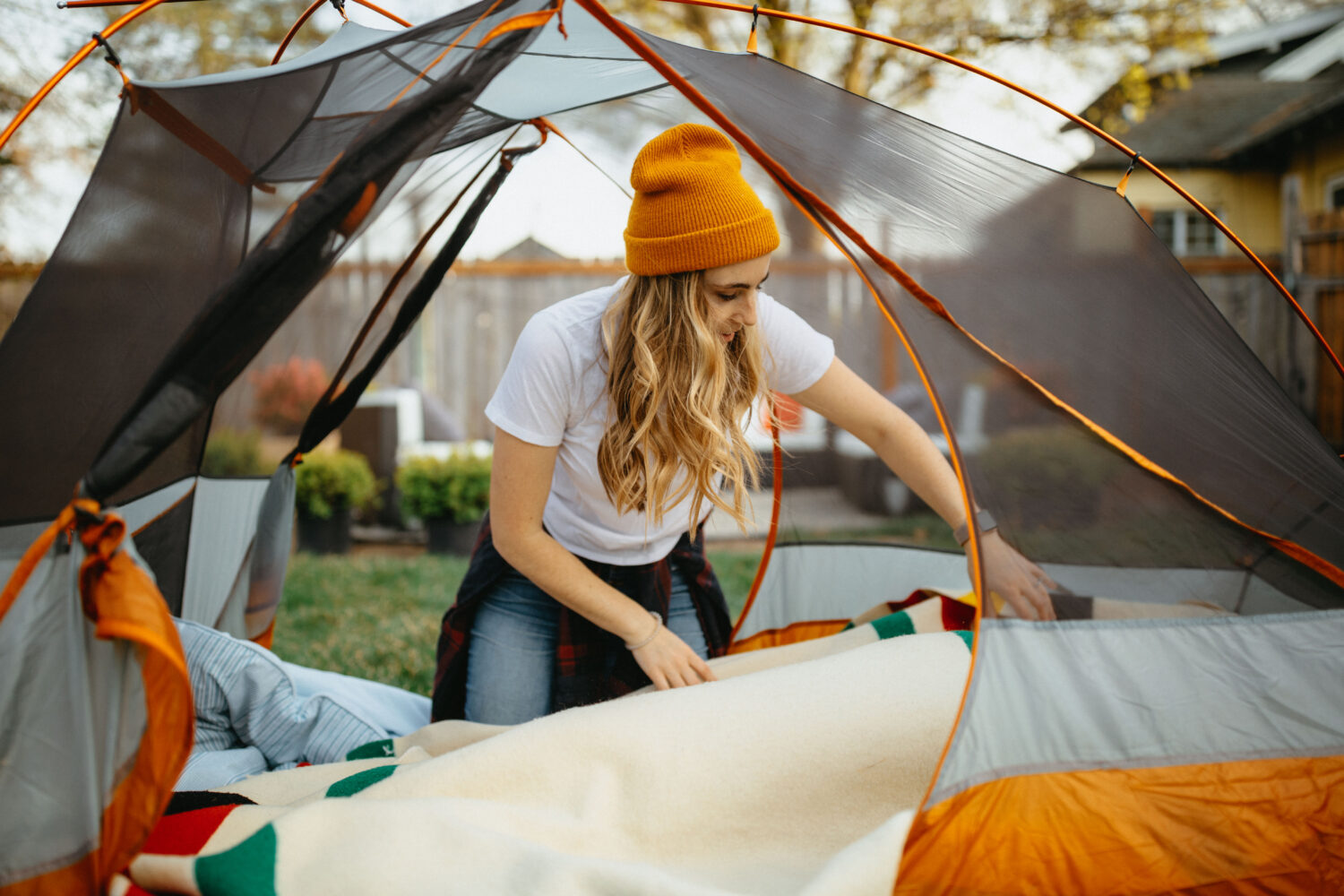 Emily Mandagie establece un campamento en el patio trasero