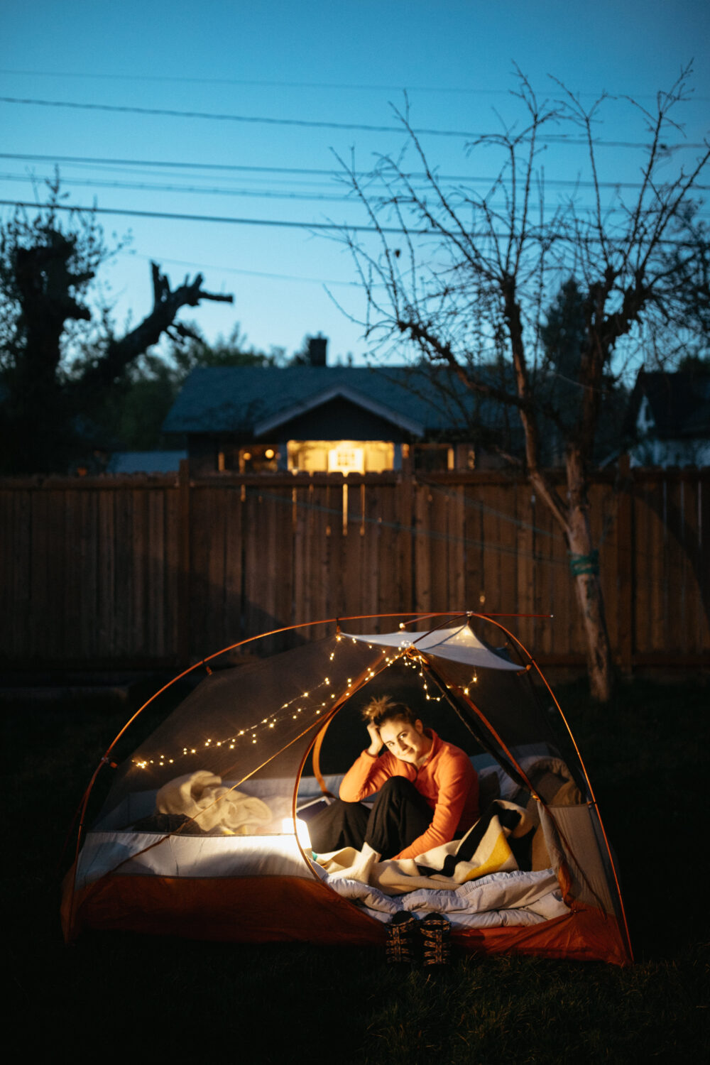 Configuración de acampar en el patio trasero: luces brillantes en la tienda