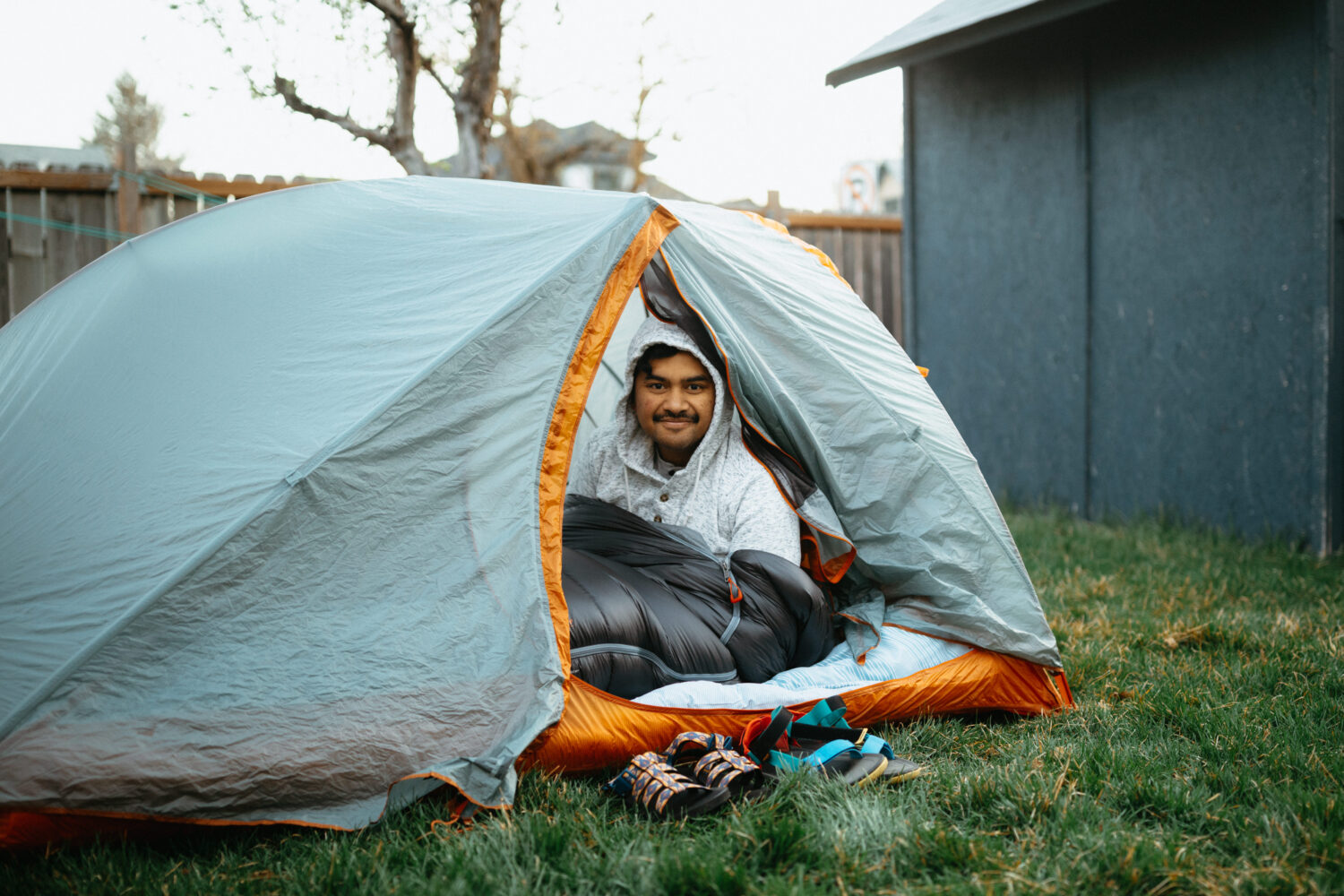 Berty Mandagie se despierta de acampar en el patio