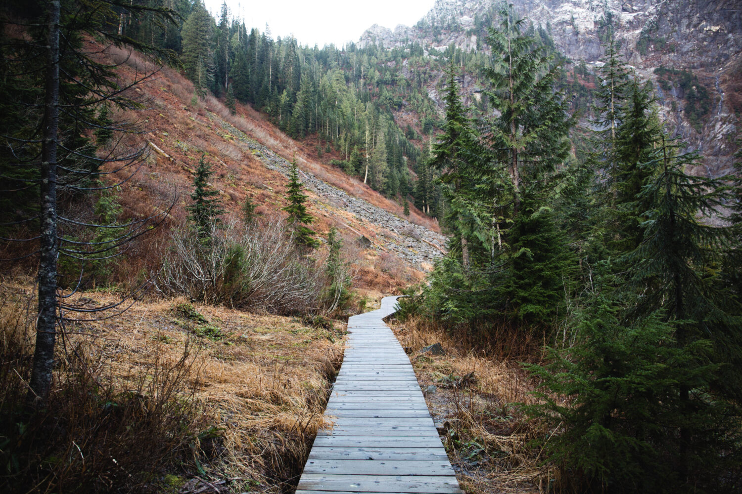 Paseo marítimo en Lake Twentytwo Trail, Washington