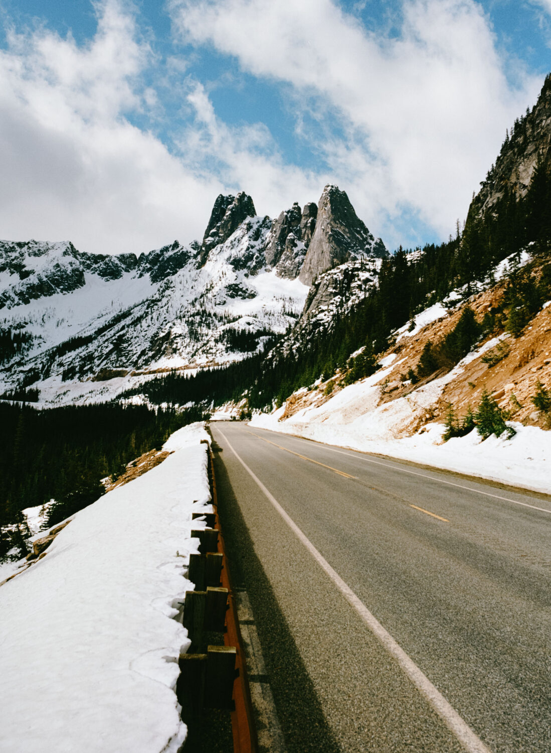 Vista de Liberty Bell desde Best Scenic Drive en el estado de Washington - North Cascades Scenic Highway