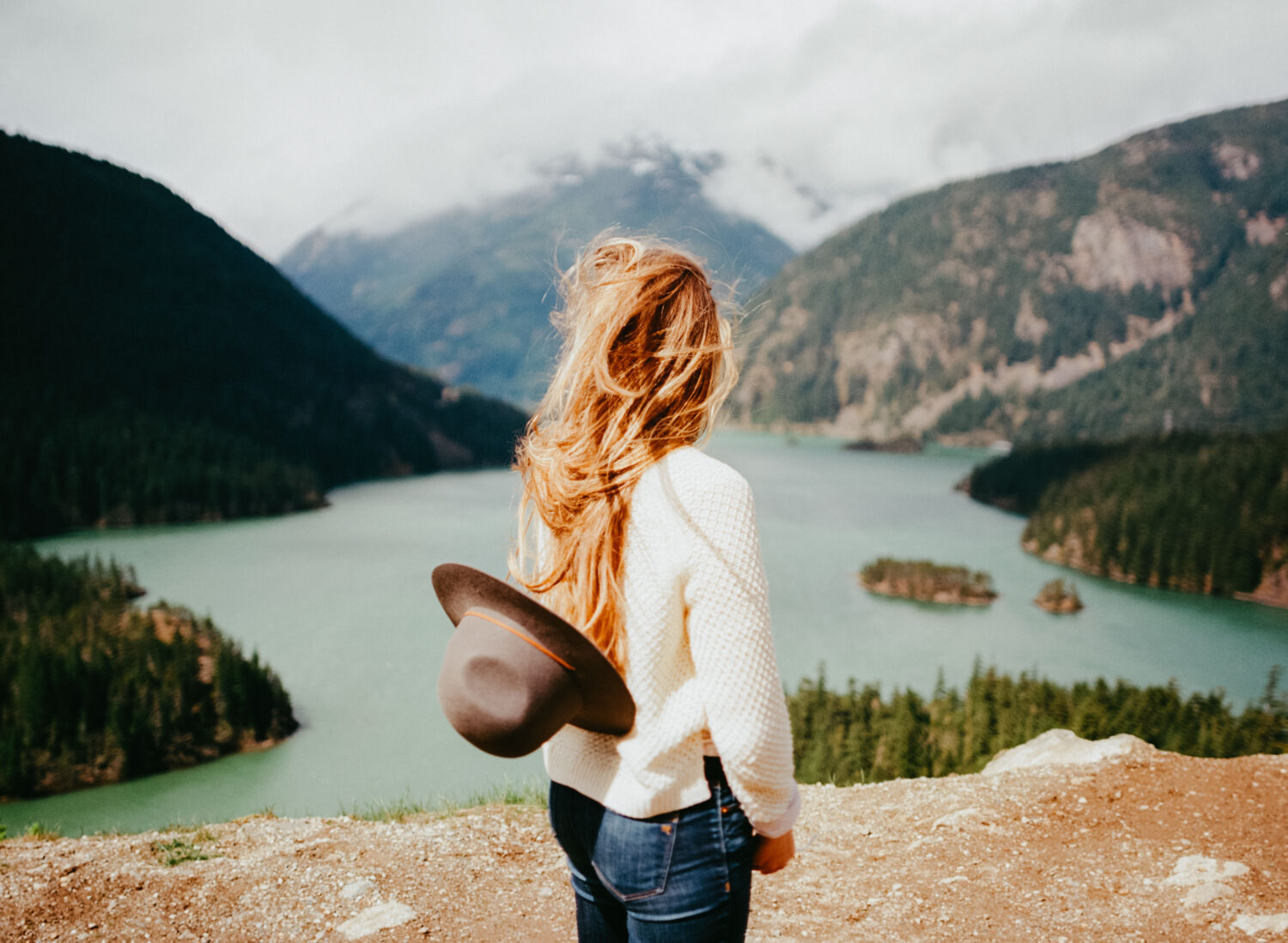 Emily Mandagie se encuentra en el lago Diablo, Washington
