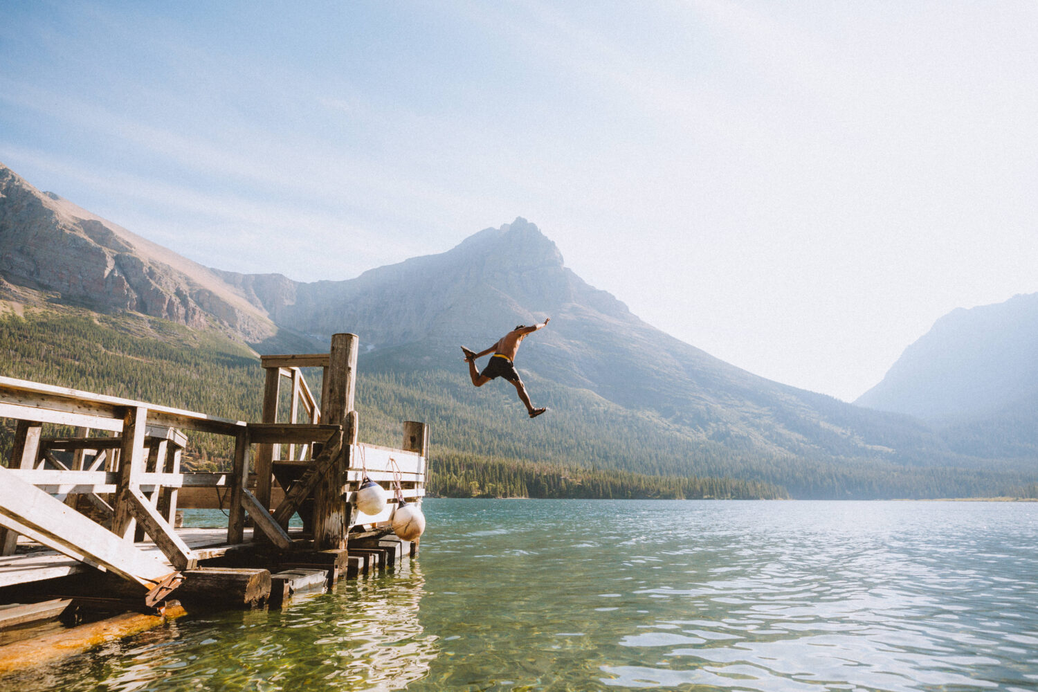 Saltando en St. Mary Lake - TheMandagies.com