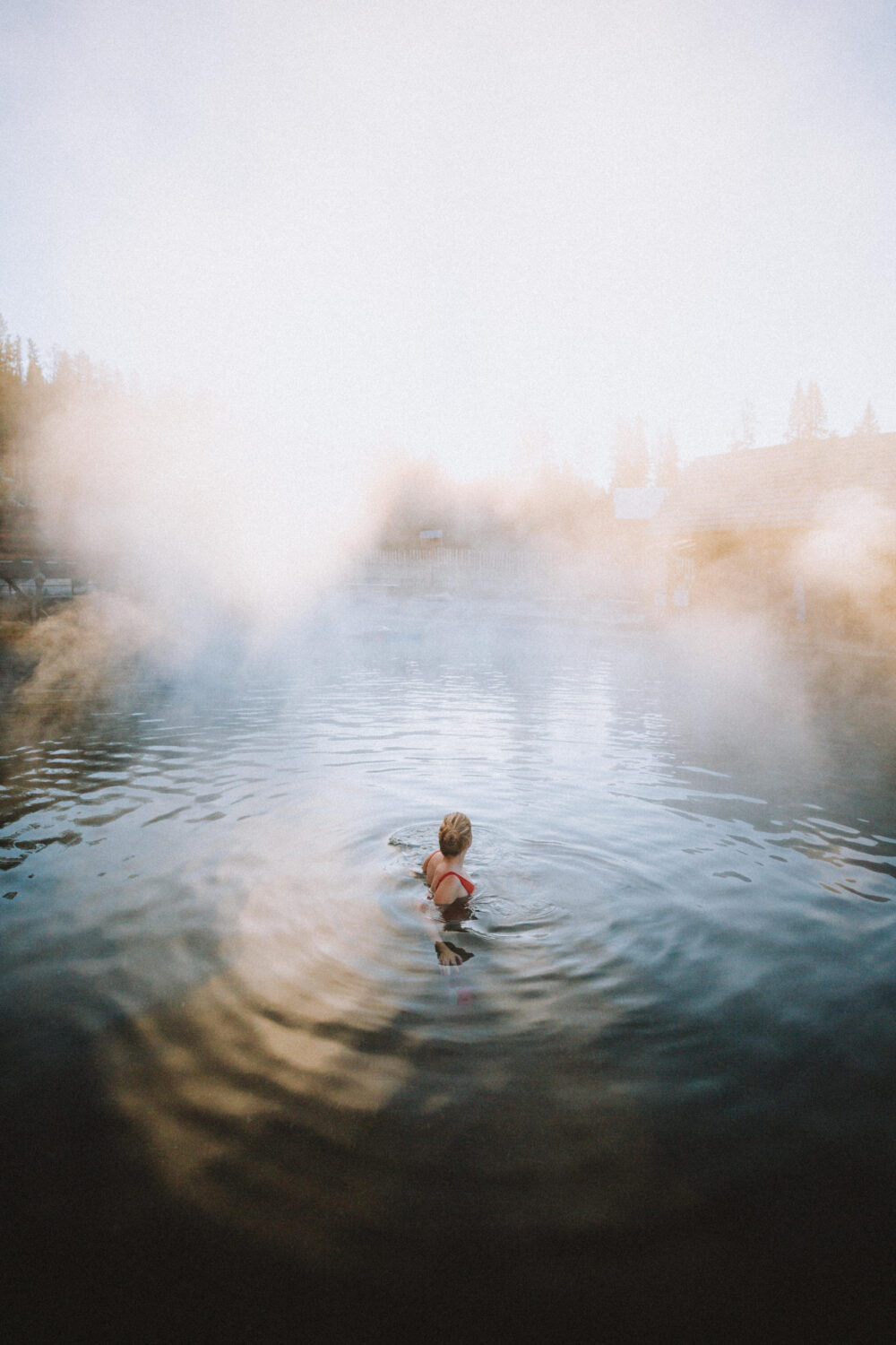 Emily Mandagie en las aguas termales del noroeste del Pacífico - Burgdorf, cerca de McCall, Idaho