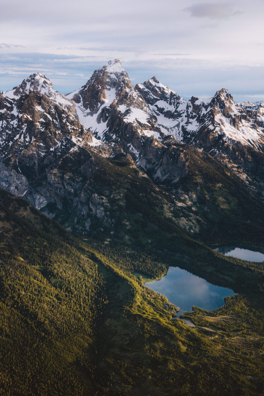 Lagos glaciares debajo de la cordillera Grand Teton - TheMandagies.com