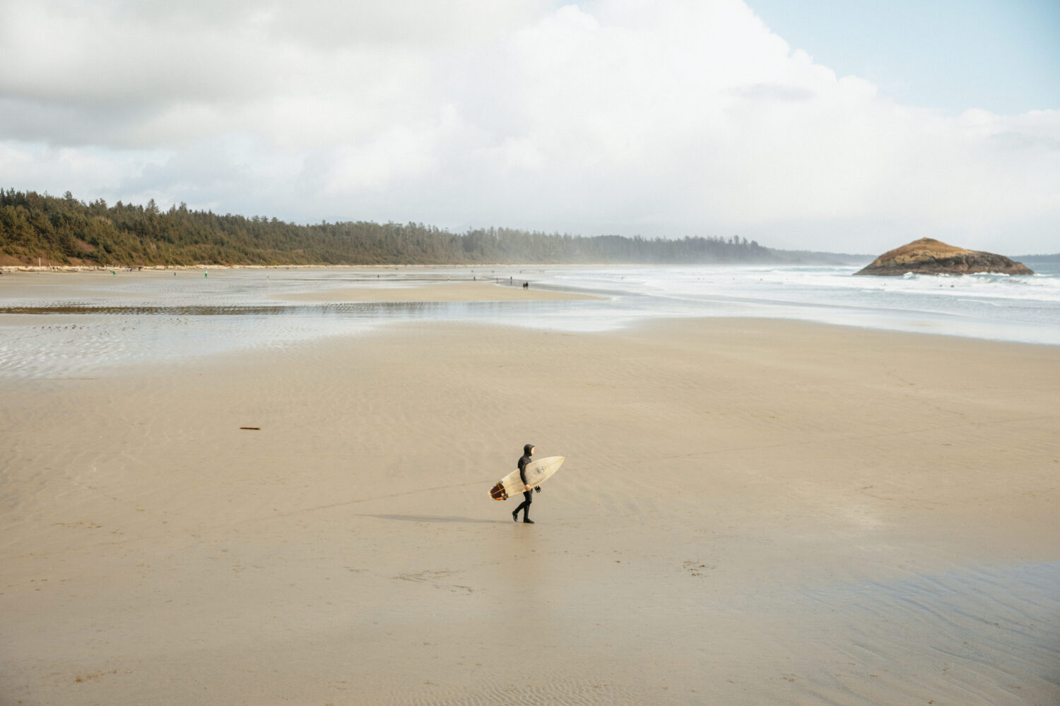 Hombre navegando en Tofino, BC