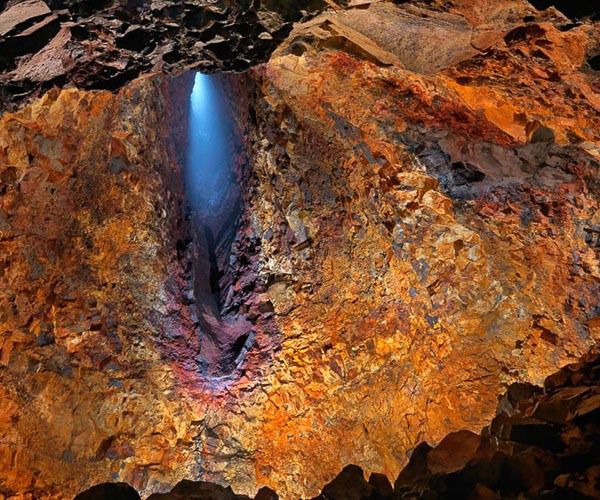 Los colores impresionantes en la única cámara de magma del volcán en el mundo que es accesible para los visitantes, Islandia