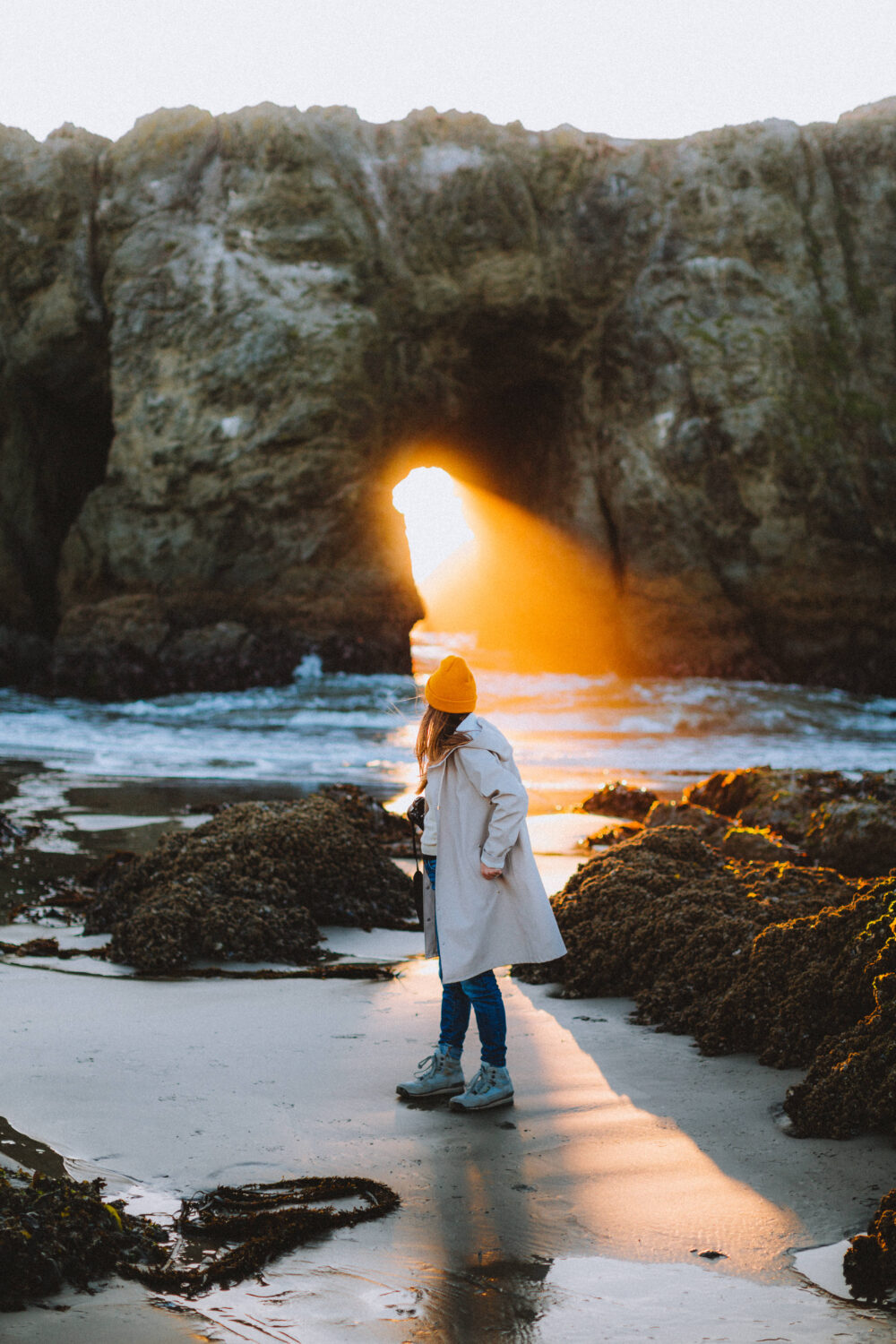 Emily Mandagie disparando al atardecer en Bandon Beach, Oregon