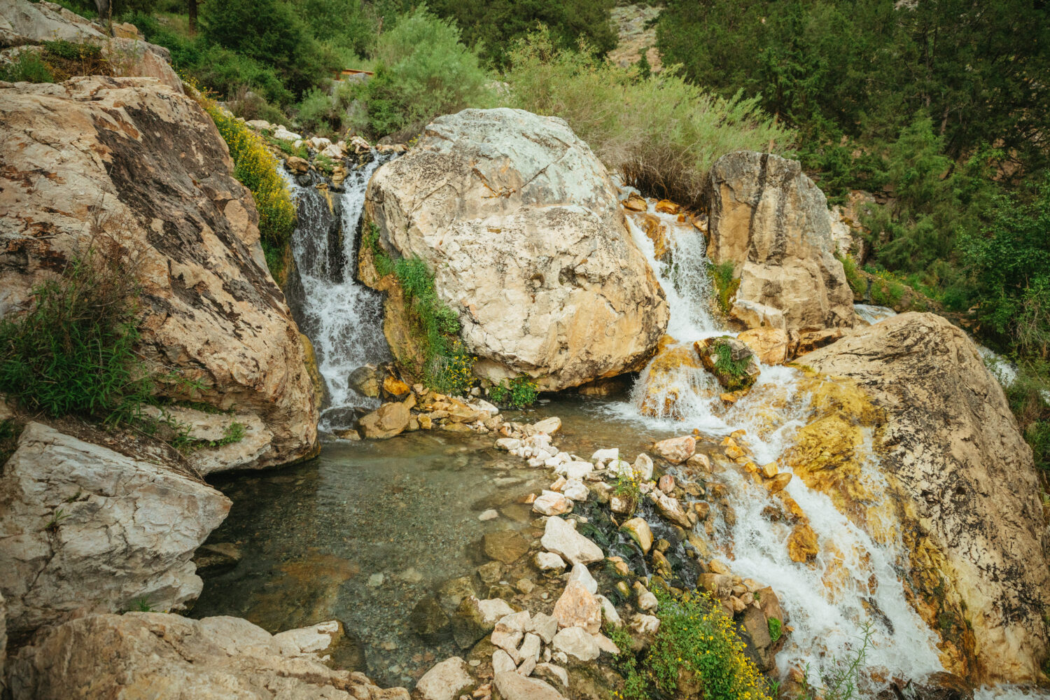 Piscinas en cascada en las aguas termales del insecto de oro