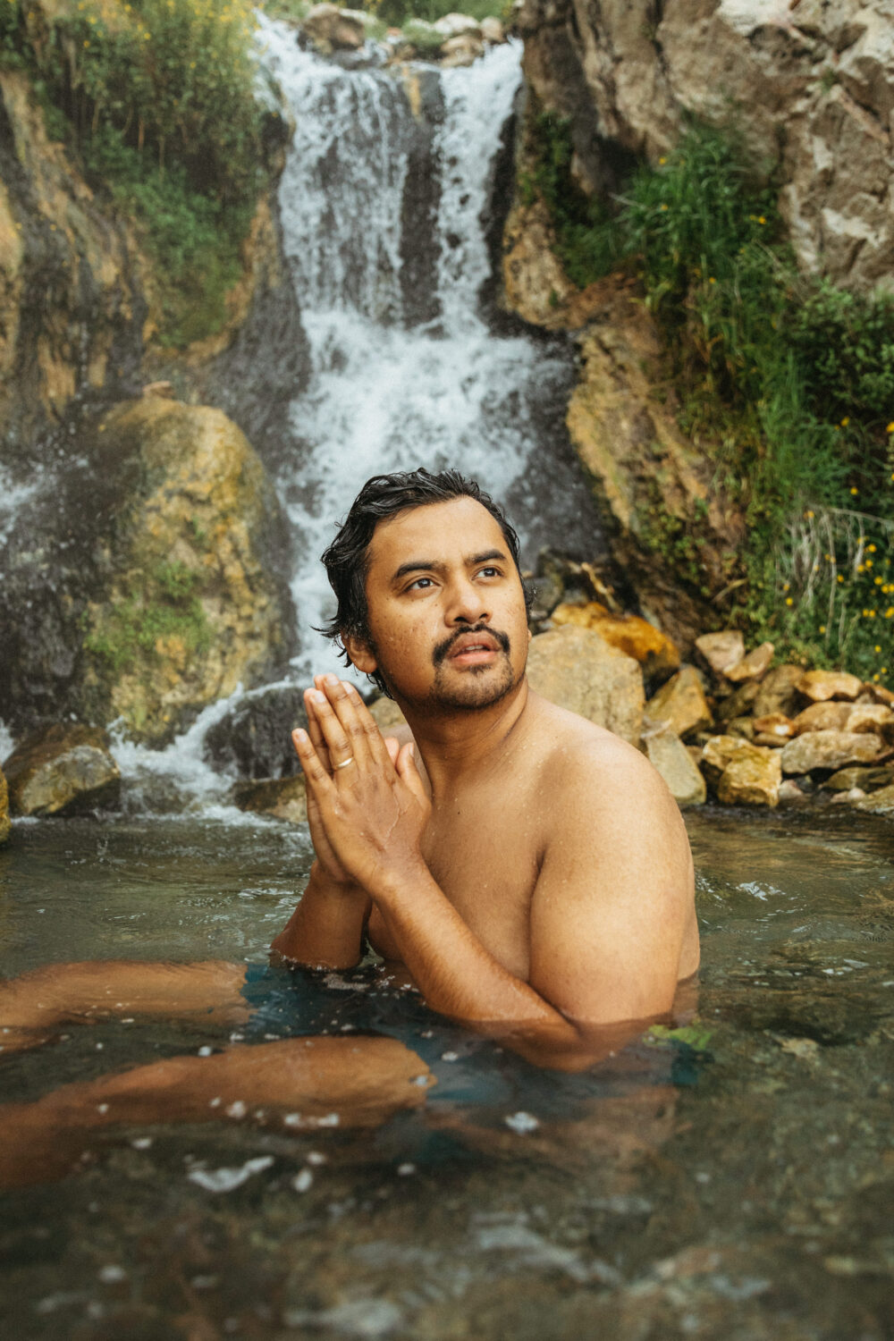 Berty Mandagie se sienta en piscinas
