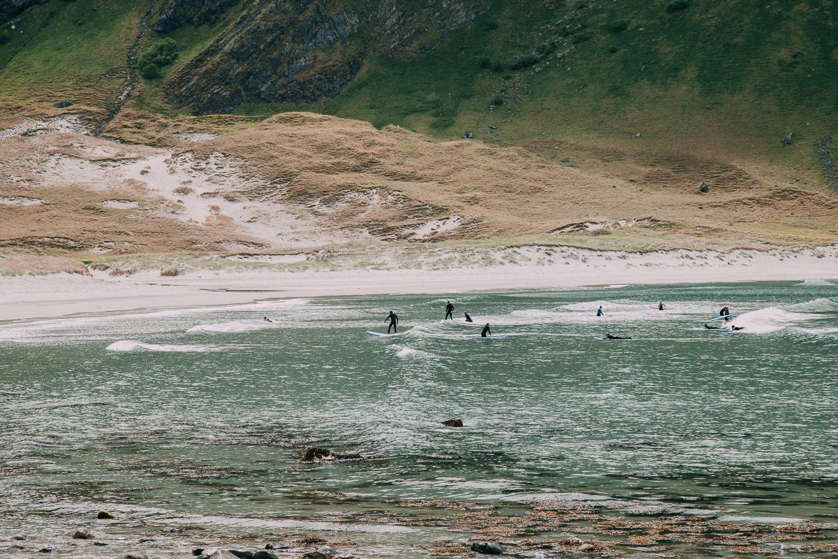 Surf en la playa de Hoddevik en Noruega