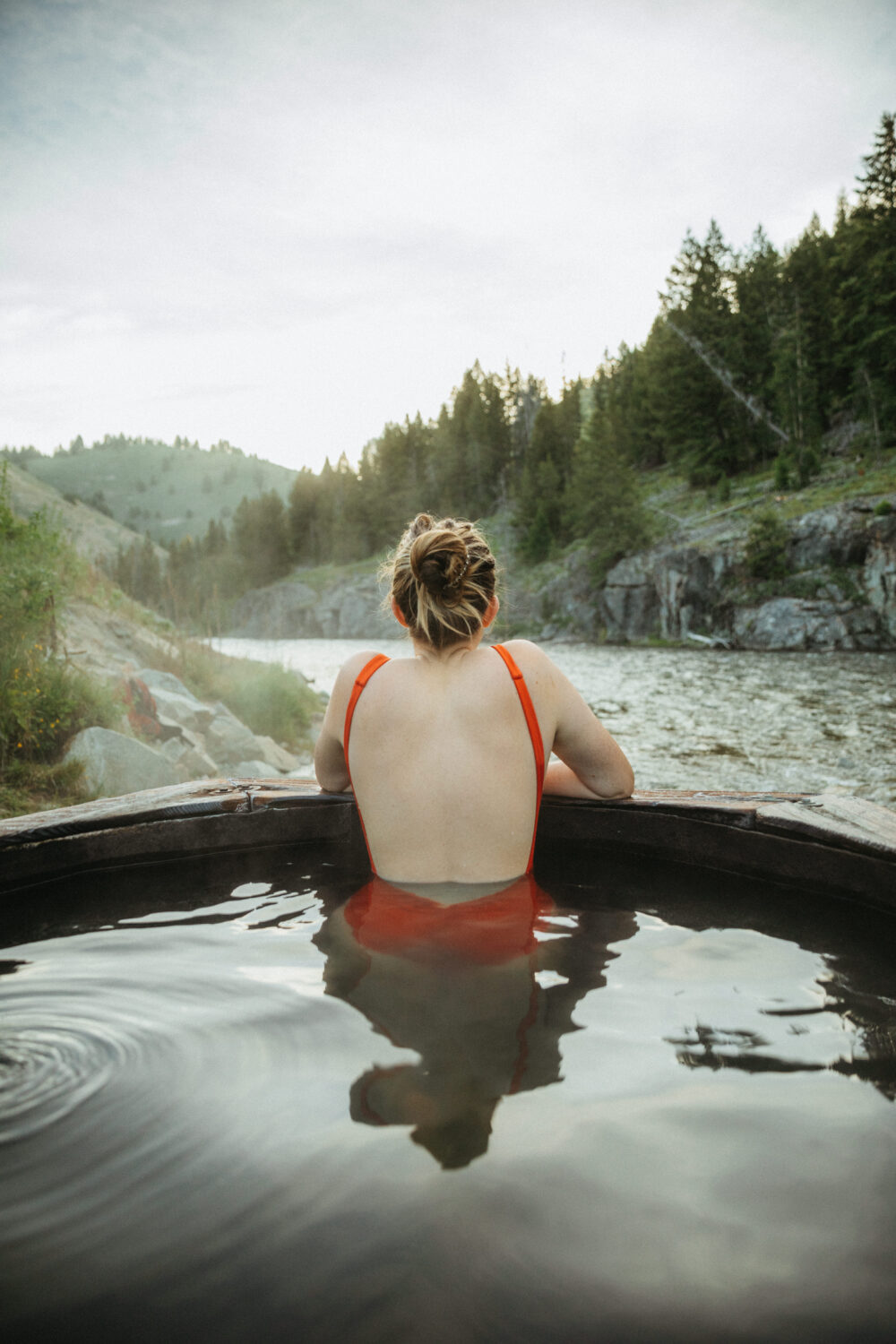 Emily Mandagie se relaja en Boat Box Hot Springs