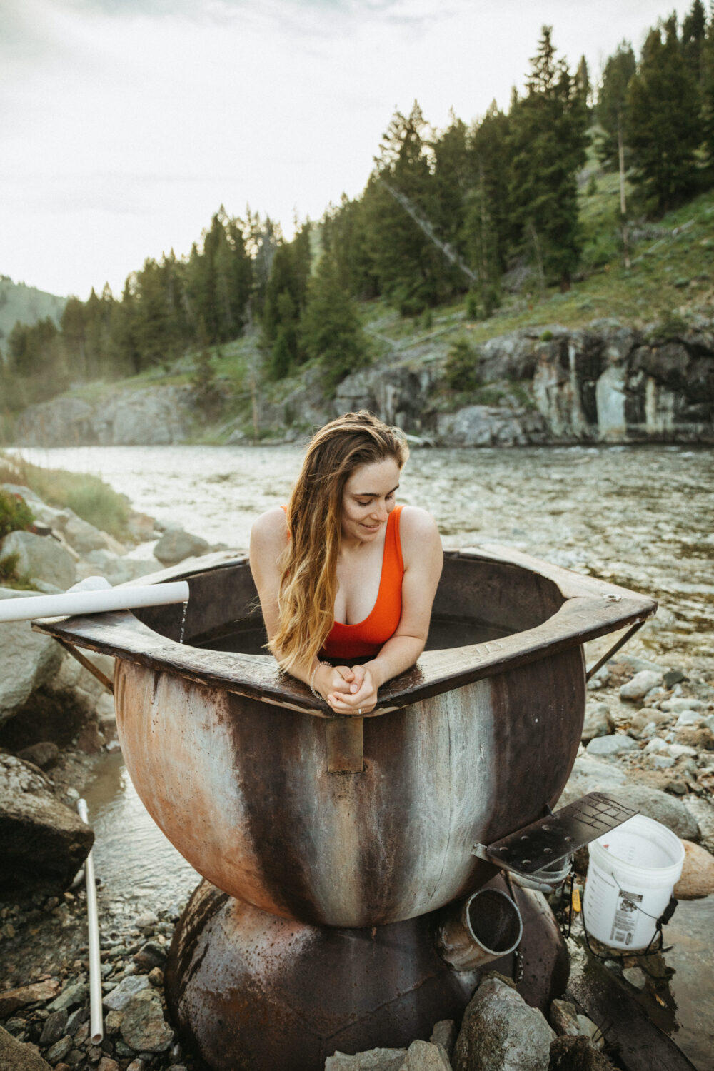 Emily Mandagie en Idaho Hot Spring cerca de Stanley, ID