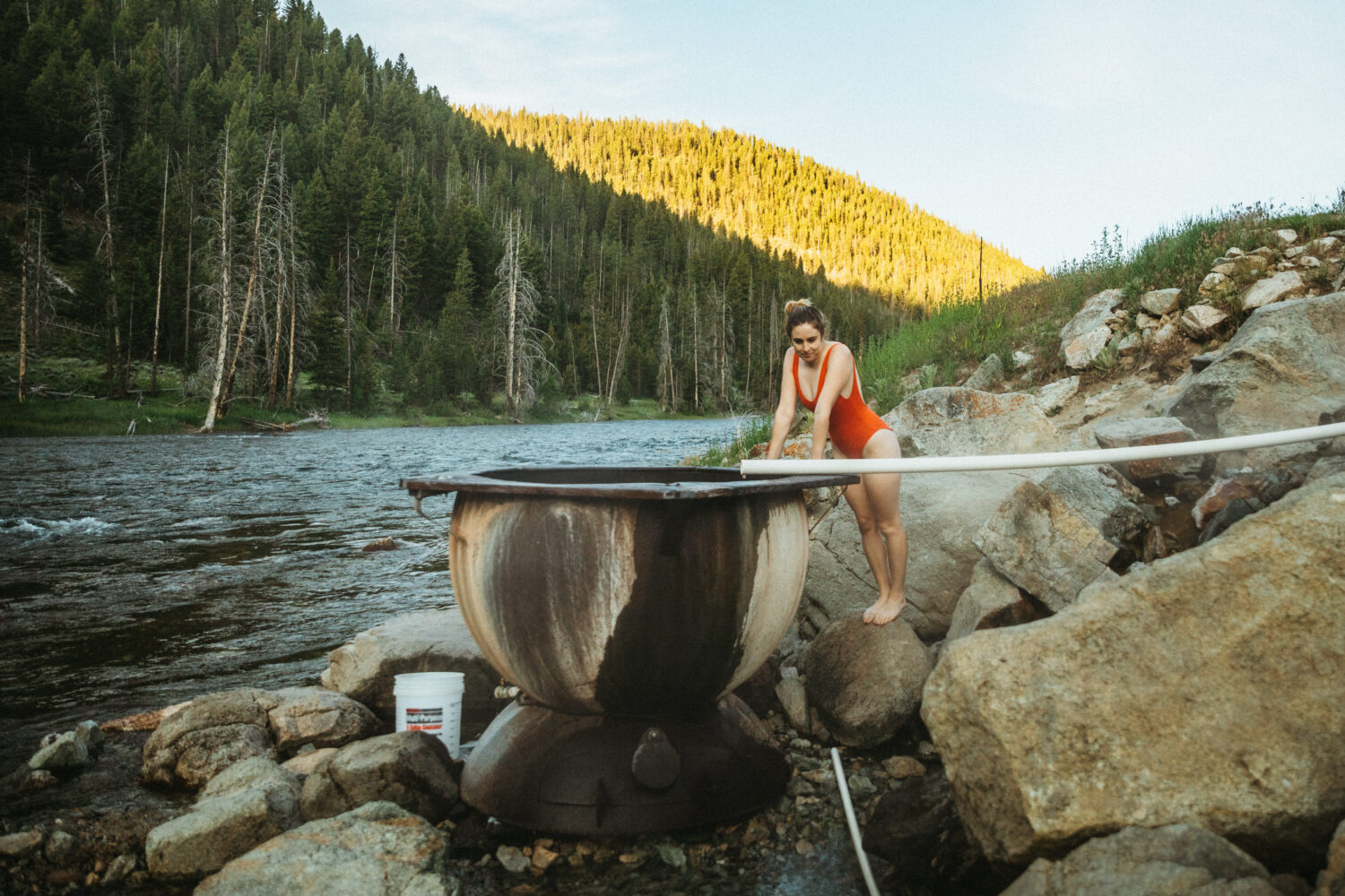 Emily Mandagie Boat se eleva sobre el río Salmon, IDaho