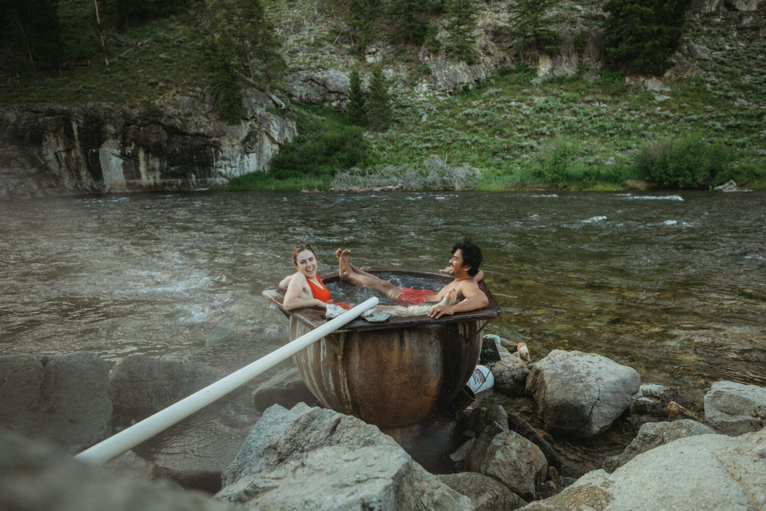 Berty y Emily Mandagie comparten pequeñas aguas termales en Idaho