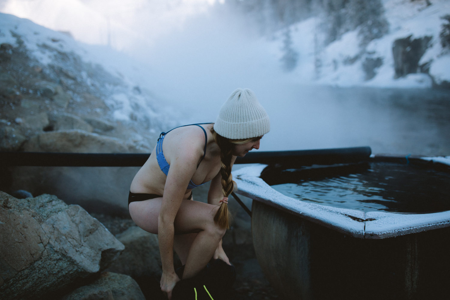 Emily Mandagie en las aguas termales de Boat Bot en invierno