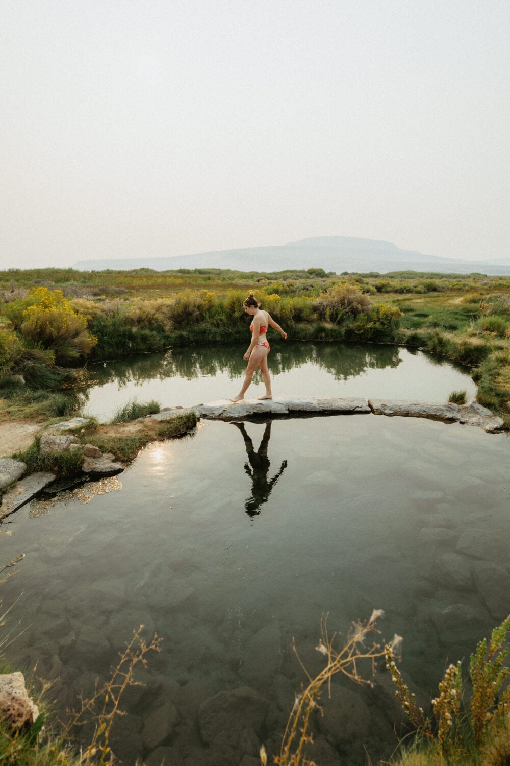 Emily Mandagie en Willow Creek Hot Springs durante la puesta de sol