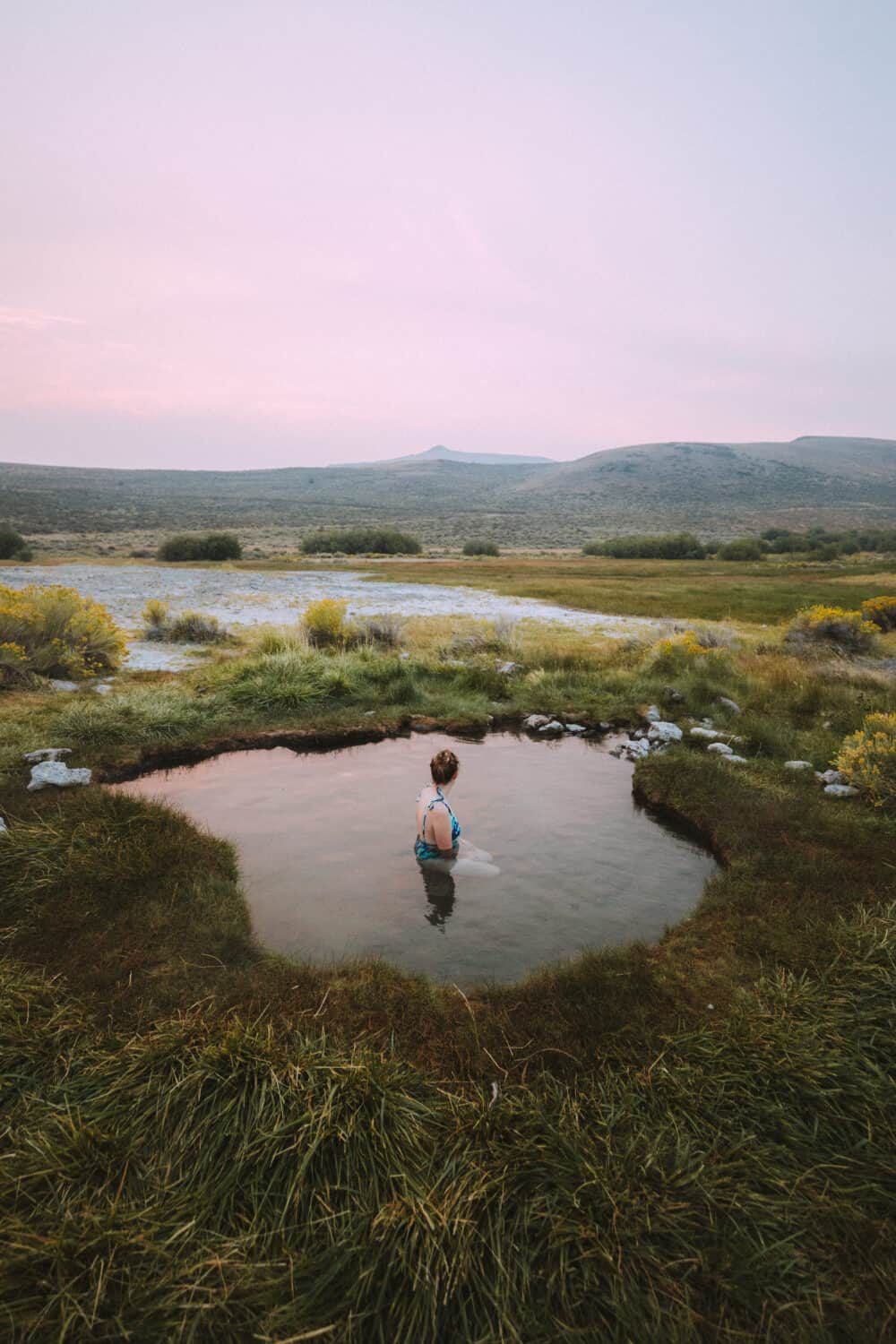 Emily Mandagie se sienta en las aguas termales de Hart Mountain en el este de Oregon
