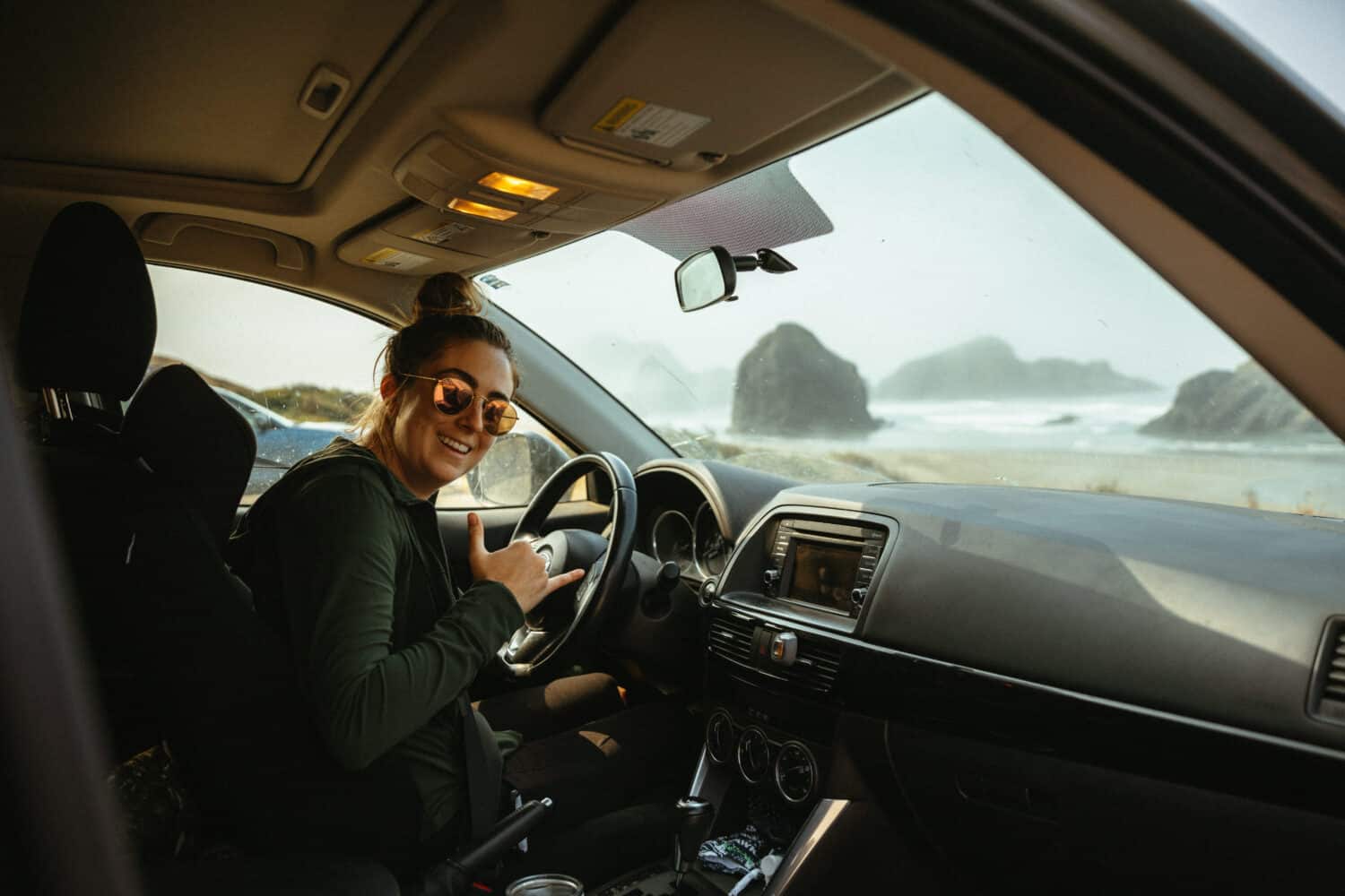 Emily Mandagie conduce Oregon Coast Highway 101