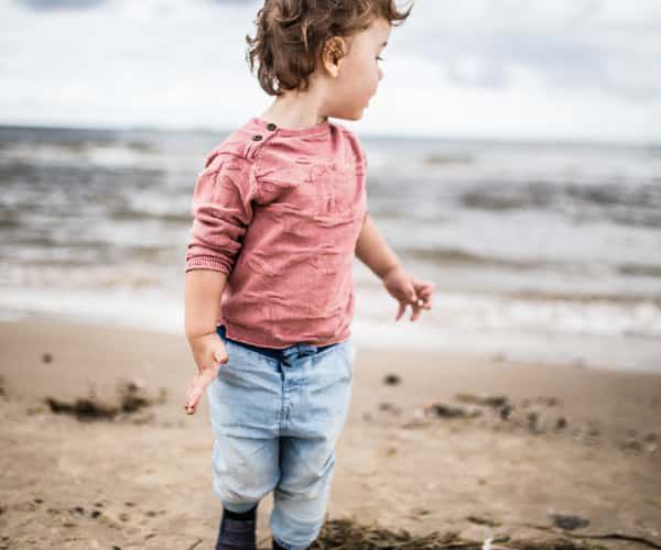 Niño en la playa de Porth Iago, Gales del Norte