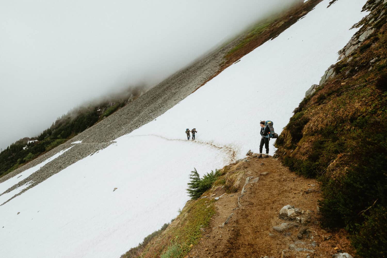 Caminata por un sendero Cascade Pass cubierto de nieve hasta Sahale Glacier Camp. 