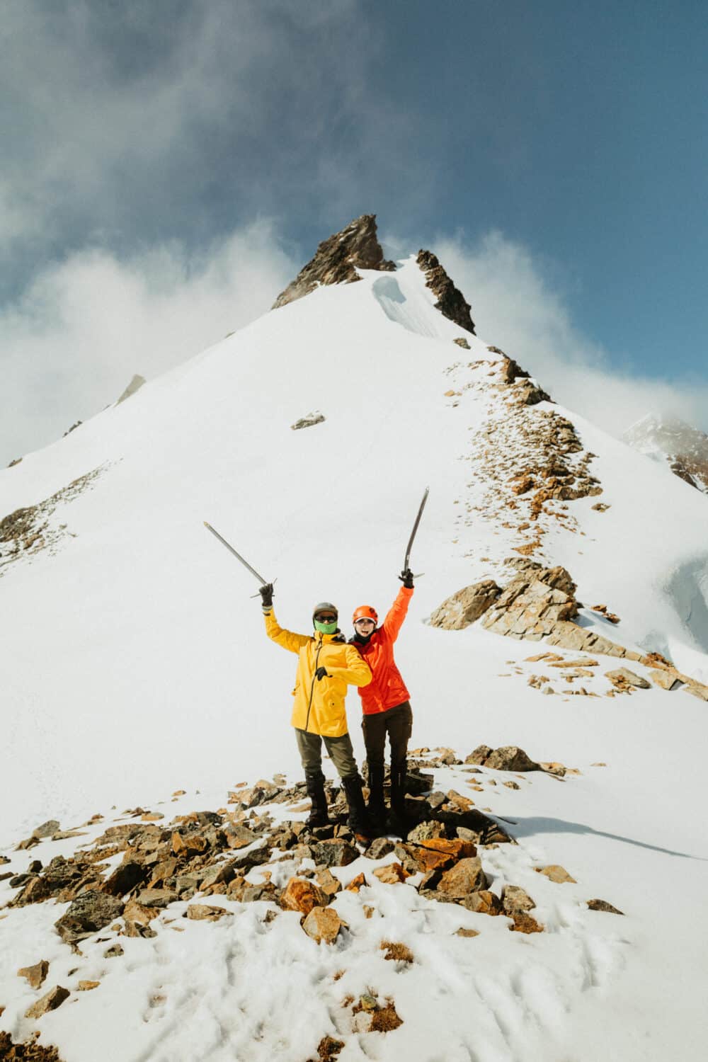 Berty Mandagie y Emily Mandagie están de excursión en la montaña Sahale
