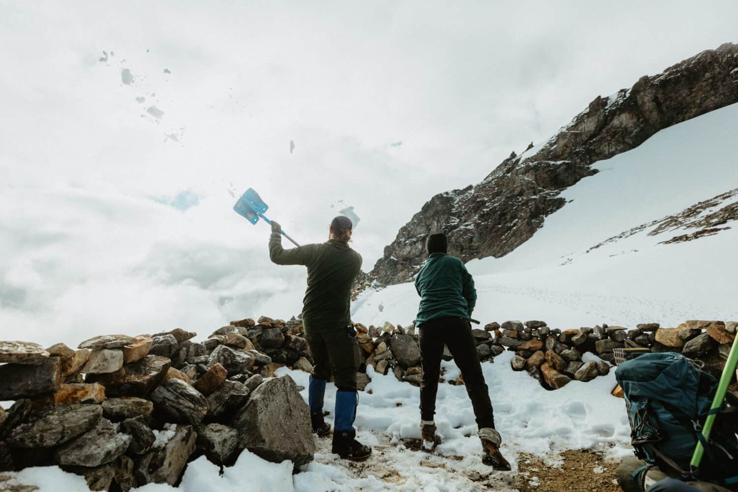 Palear la nieve de las estructuras del anillo rocoso en Sahale Glacier Camp