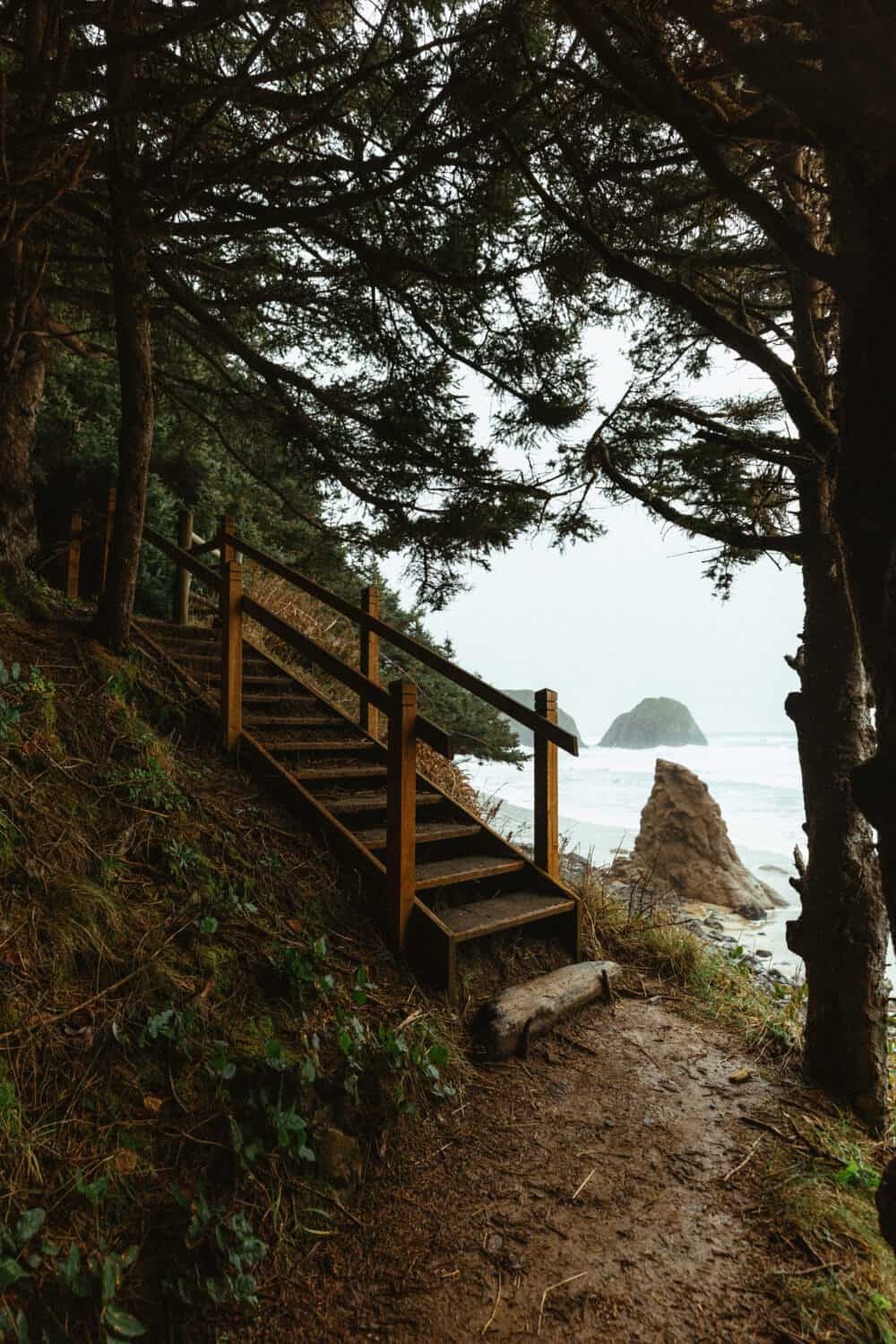Las escaleras de madera conducen a Crescent Beach
