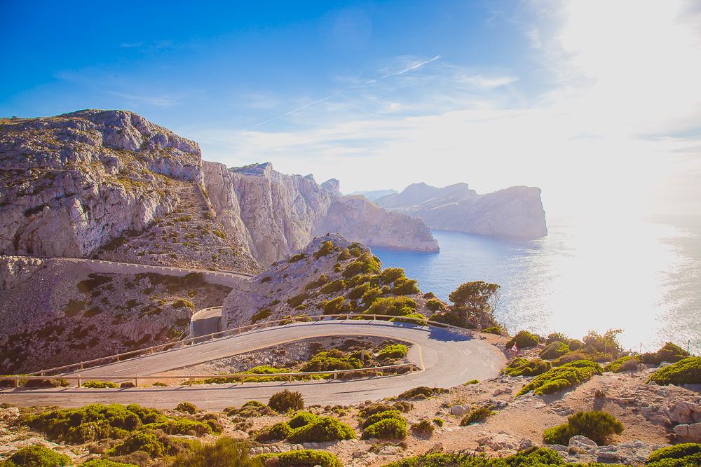 Faro de Cap de Pera con vistas a Mallorca
