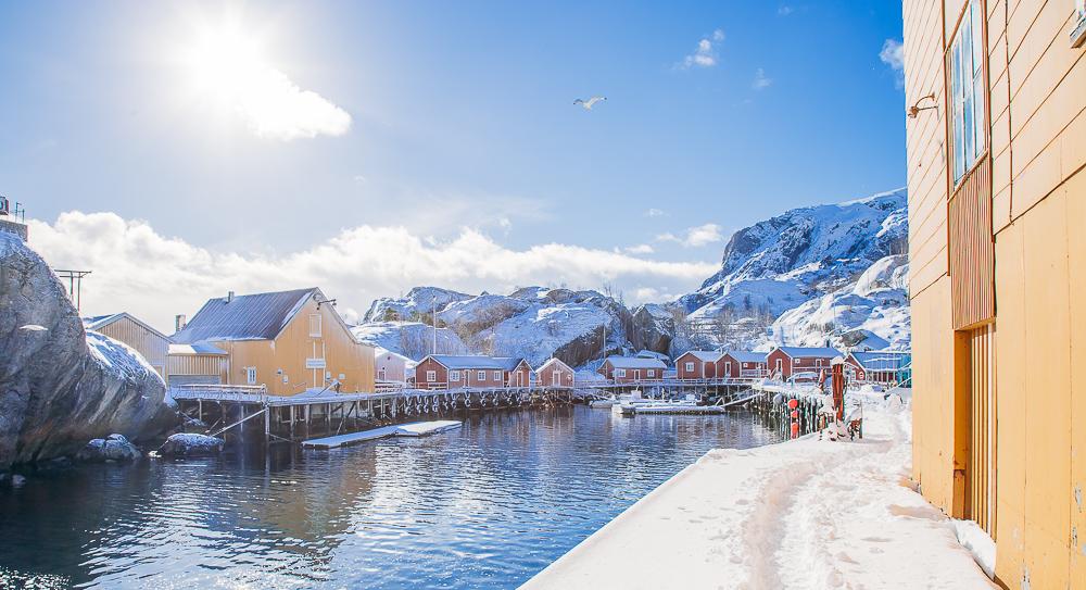 Nusfjord Noruega Lofoten en invierno, nieve de marzo