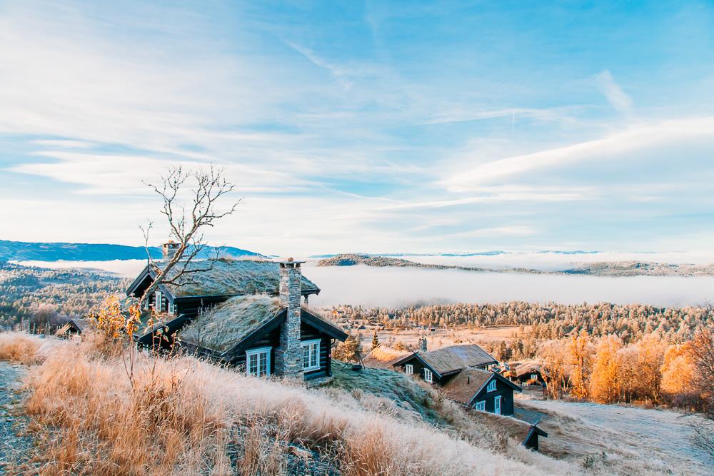Refugio de montaña noruego otoño otoño en Noruega