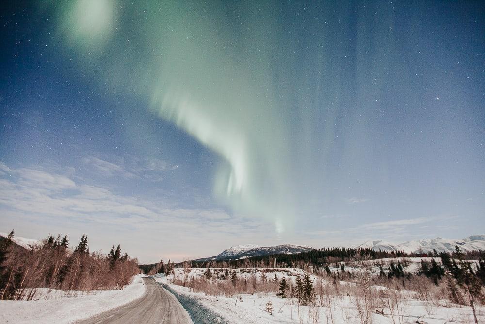 Aurora boreal Noruega luna llena