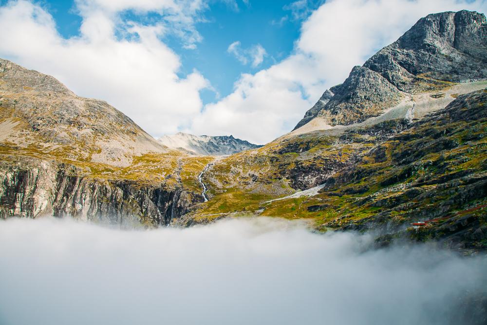 Viaje por carretera noruego día brumoso en las montañas Trollstigen