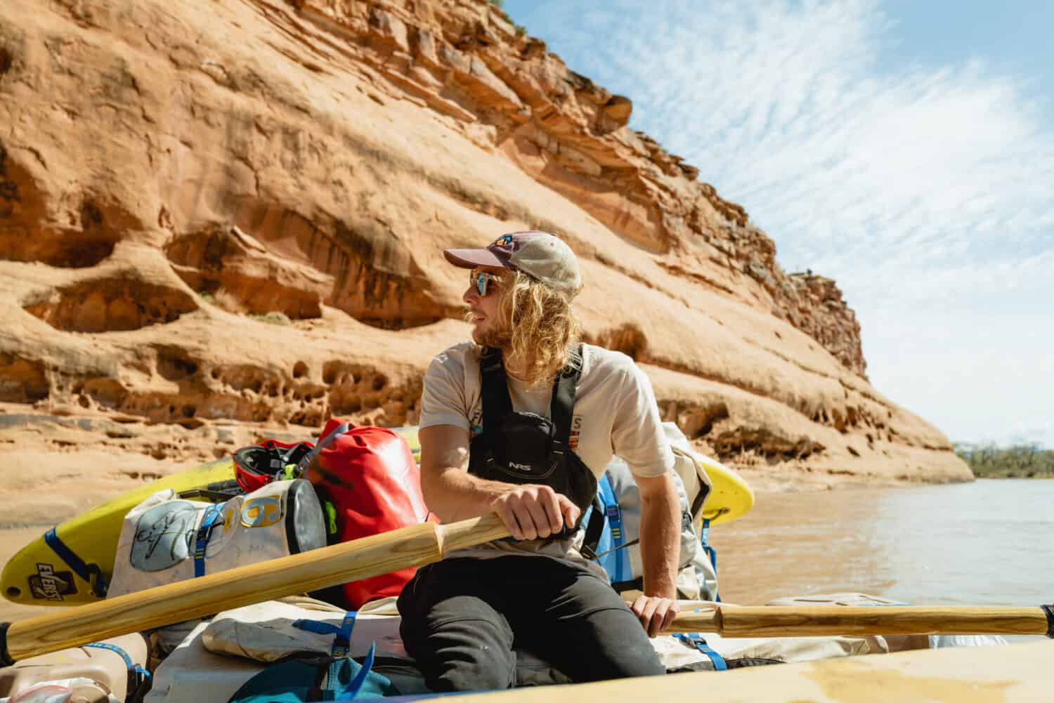 Zac, nuestro guía de rafting en el río OARS. Remando en el río Colorado