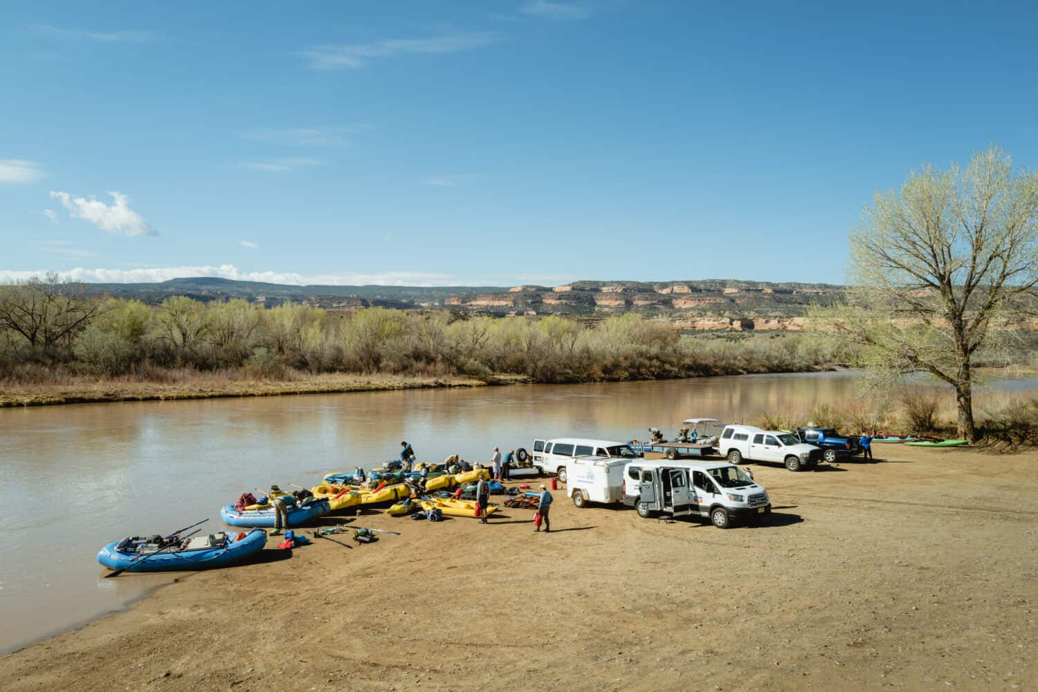 Lanzamiento de balsas en el río Colorado