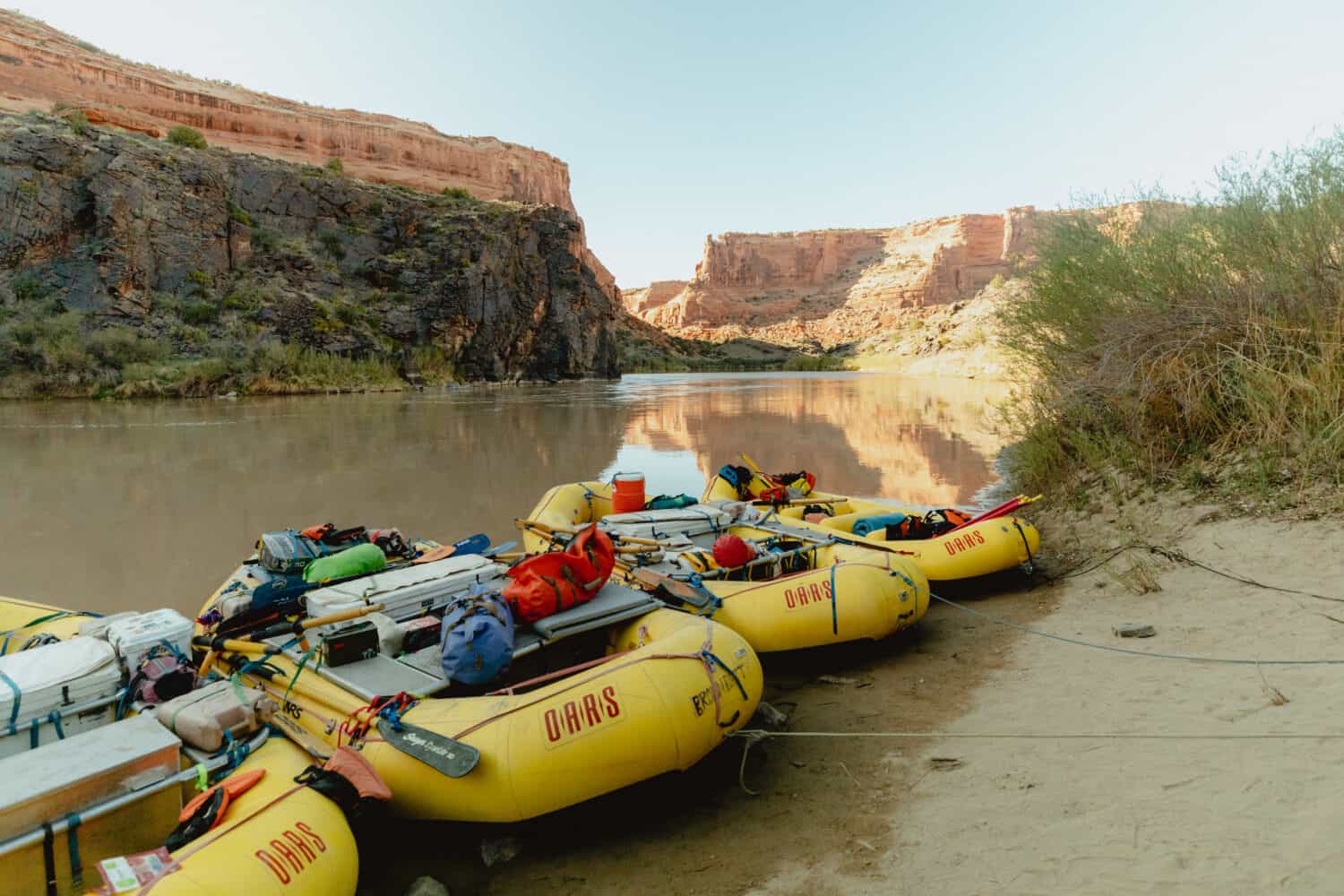 Botes de rafting en Westwater Canyon al atardecer