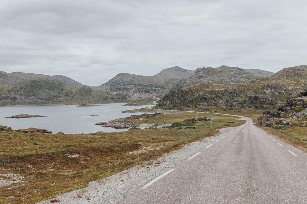 Ruta turística nacional a Havøysund, Noruega en verano