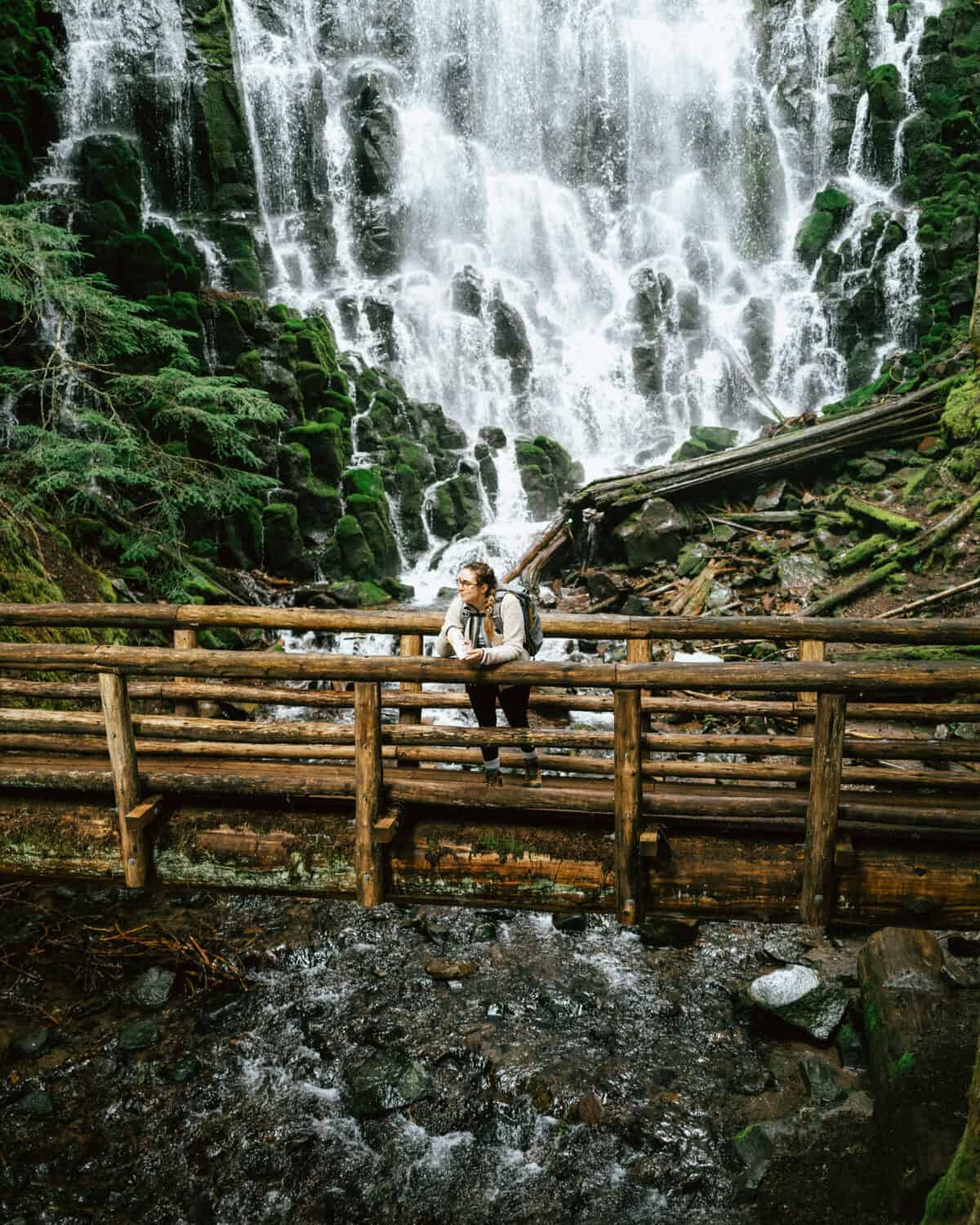 Emily Mandagie disfruta de un descanso en Ramona Falls Oregon