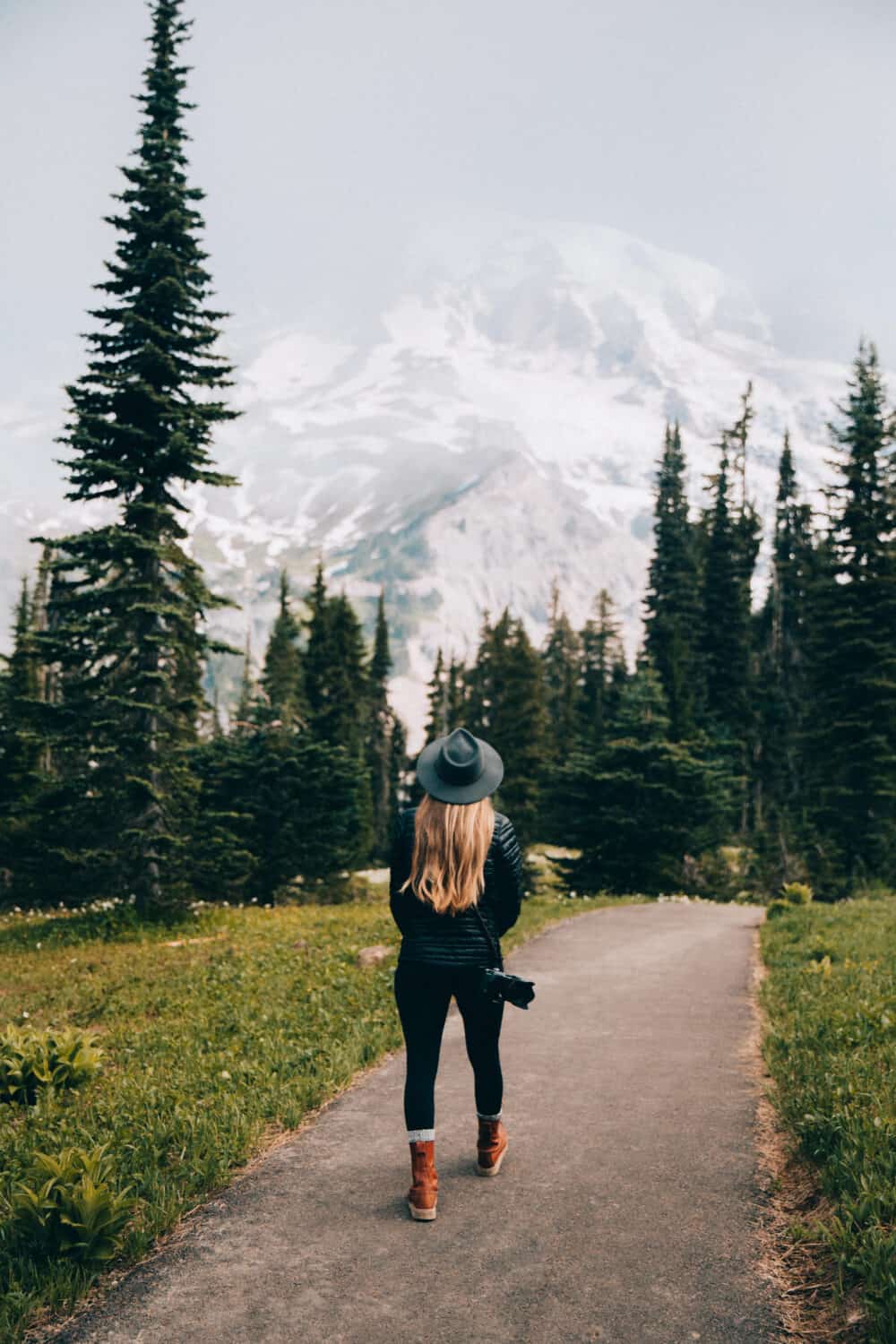 Emily Mandagie senderismo en el Parque Nacional Monte Rainier